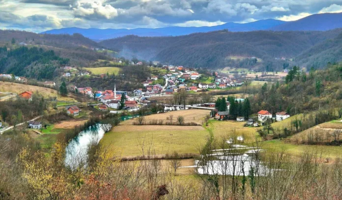 Oblačno i osjetno hladnije poslijepodne donosi mogućnost snijega tokom večeri. Oprez je potreban zbog smanjene vidljivosti.