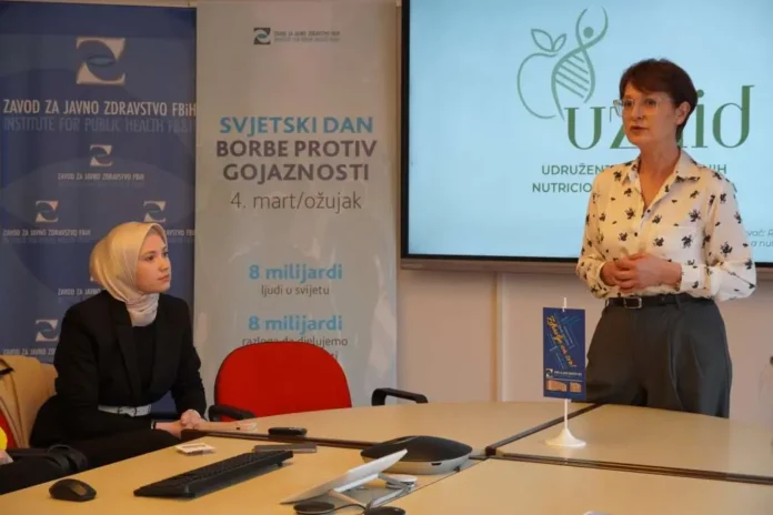 Dvije žene na sastanku tokom obilježavanja Svjetskog dana borbe protiv gojaznosti.