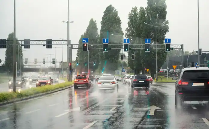 U većem dijelu zemlje saobraća se po mokrom i mjestimično klizavom kolovozu. Vozite oprezno zbog nepovoljnih uslova.