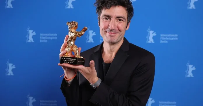 Slika muškog glumca s nagradom na Berlinalu, povezana s rijekom Krušnicom i filmskom festivalom.