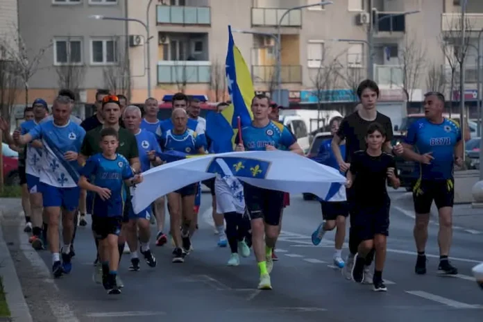 Maratonci trče kroz kanjon Une, obilježavajući Dan nezavisnosti BiH.