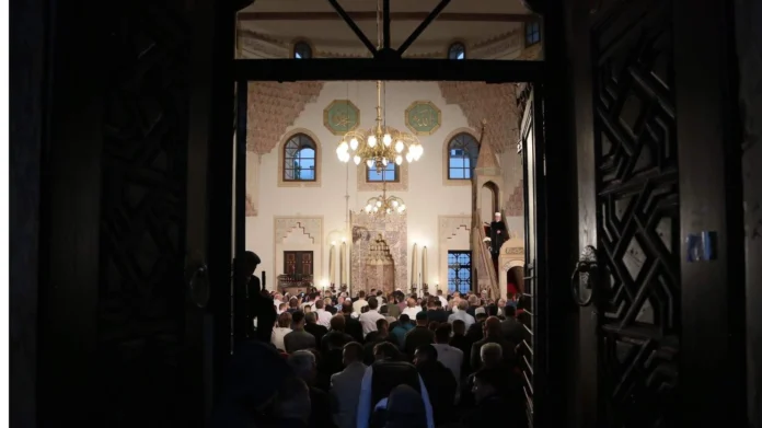 Ramazanski bajram u Krušnici, molitva i vjernici u džamiji.