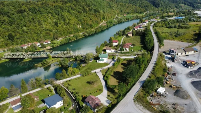 Uživajte u sunčanom i toplom poslijepodne u Bosanskoj Krupi, ali budite spremni na promjenu vremena navečer.