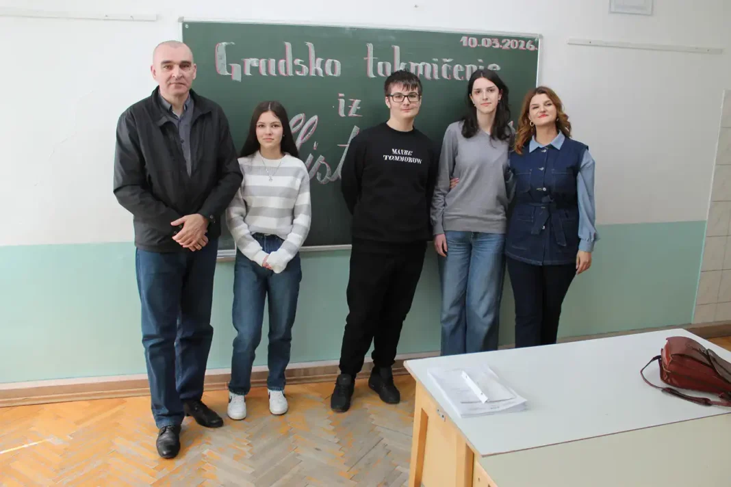 Učenici i nastavnik na školskom takmičenju iz historije u Bosni.