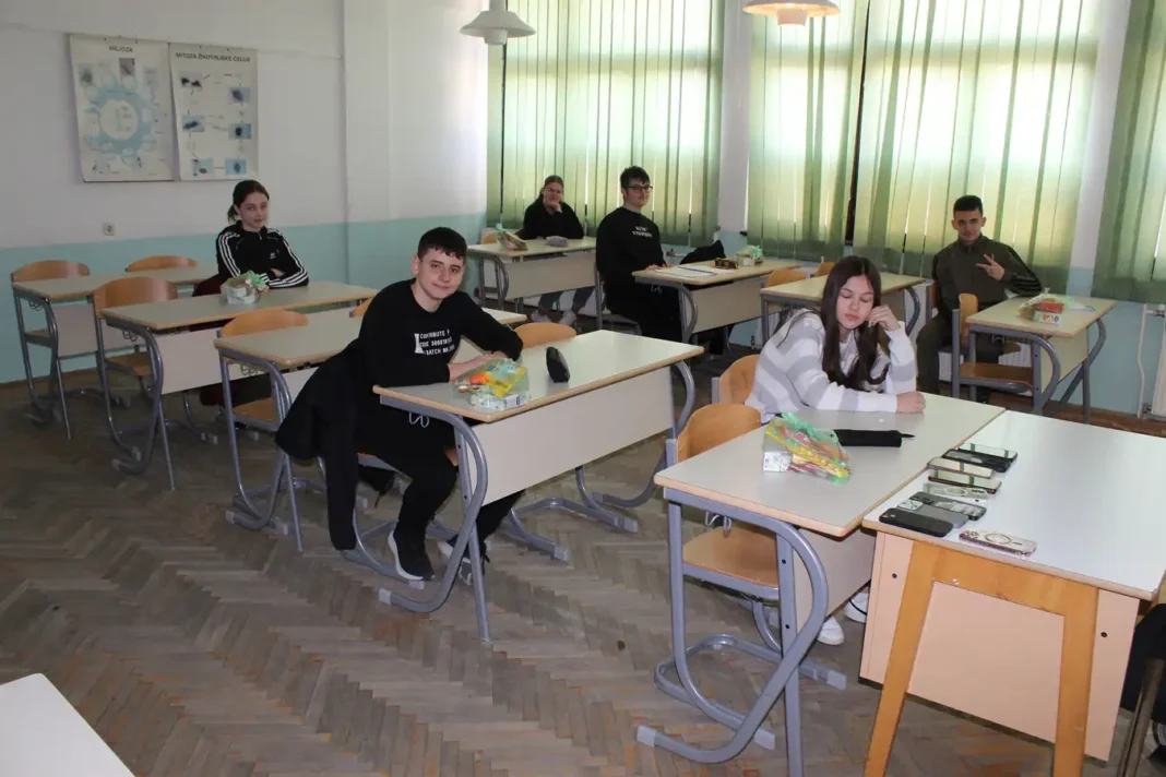 Učenici devetih razreda osnovnih škola sa područja grada danas su se okupili na Gradskom takmičenju iz historije. Domaćin takmičenja bila je JU OŠ „Otoka" iz Bosanske Otoke, koja je ugostila takmičare, mentore i goste.
Mladi poznavaoci historije pokazali su zavidno znanje i entuzijazam, potvrđujući da ovaj predmet u njihovim učionicama daleko nadilazi puko pamćenje datuma.
Rezultati Gradskog takmičenja iz historije – IX razred:
🥇 1. mjesto – Edvin Topić, JU „Druga osnovna škola"
(mentor: Emina Begić)
🥈 2. mjesto – Amina Grošić, JU „Druga osnovna škola"
(mentor: Emina Begić)
🥉 3. mjesto – Almina Aličević, JU OŠ „Otoka"
(mentor: Mirza Ahmetbašić)
Čestitamo nagrađenim učenicima i njihovim mentorima na izvanrednim rezultatima. Pobjednicima želimo puno uspjeha na predstojećem Kantonalnom takmičenju.
Zahvaljujemo svim učesnicima, mentorima i gostima na dolasku i lijepoj atmosferi.
