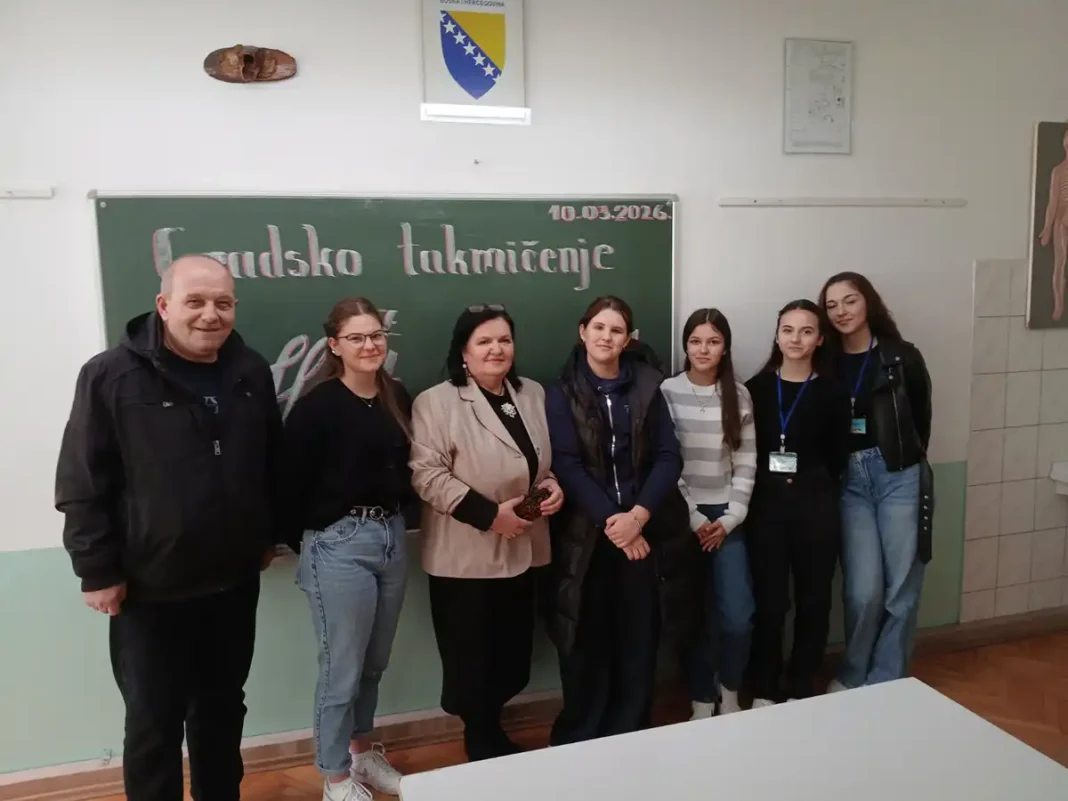 Učenici IX razreda i nastavnici na takmičenju iz historije u Krušnici.