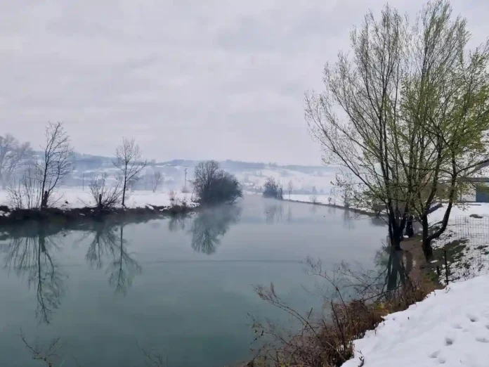 Zimska čarolija rijeke Krušnice očarava nakon nevremena. Otkrijte njene divne prizore u našoj galeriji fotografija.