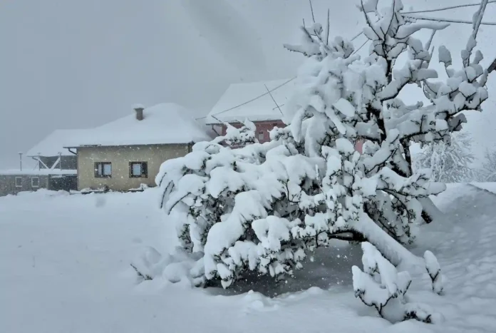 Ekipe rade na sanaciji posljedica nevremena u Bosanskoj Krupi. Očekuje se stabilizacija stanja u toj regiji.