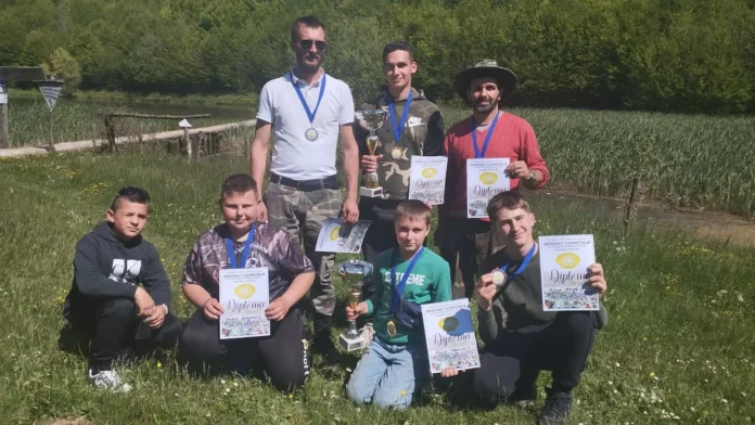 Otkrijte ljubav prema ribolovu sa više od 50 ribolovaca na Jezeru Pecka: ulovi, druženje i takmičenje čekaju vas.