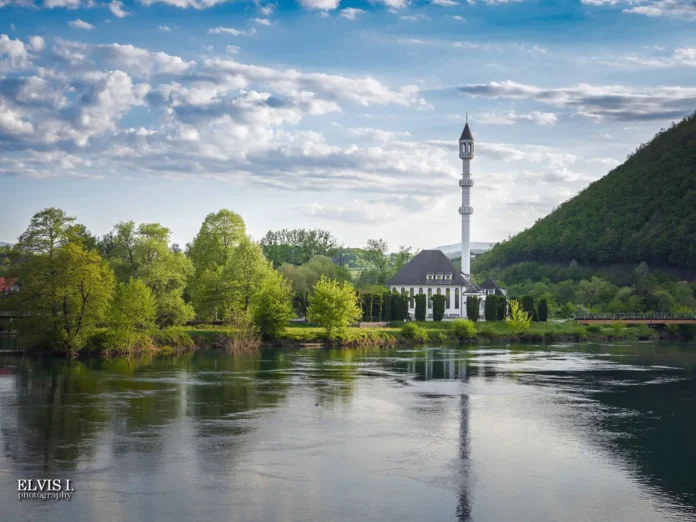 Savršeno vrijeme za uživanje na otvorenom u Bosanskoj Krupi: sunčano i toplo uz maksimalnu temperaturu od 23°C.