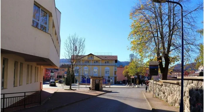 Sunce zagrijalo Bosansku Krupu na 20°C, donoseći lijepo i sunčano vrijeme bez padavina za savršeno uživanje vani.