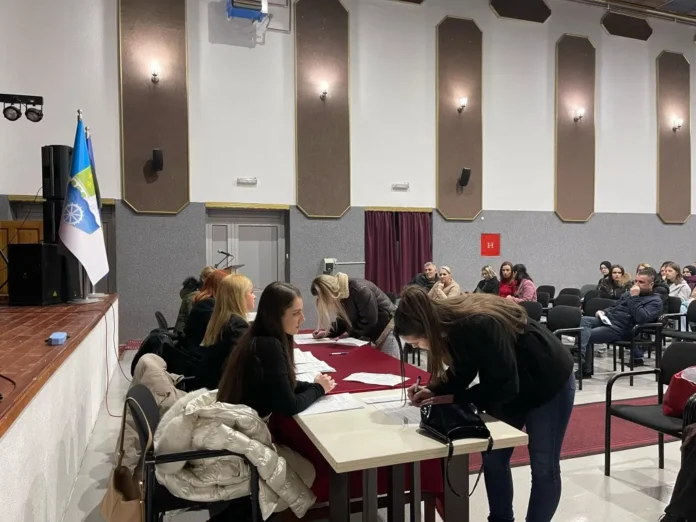 Saznajte o novim pravilnicima o stipendijama u Bosanskoj Krupi. Nove prilike za studente uključuju i privatne fakultete.