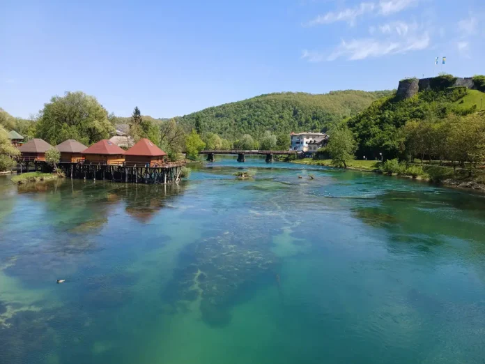 Sunčano i toplo jutro u Bosanskoj Krupi s vremenom donosi mogućnost pljuskova. Očekujte promjenu vremena tokom dana.