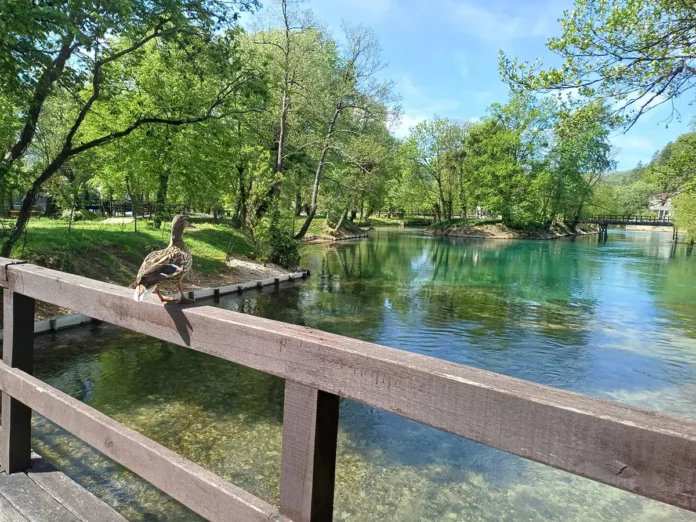 U Bosanskoj Krupi sunčano i toplo uz žuto upozorenje zbog visokih temperatura. Pazite na zaštitu od sunca.