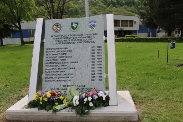 Obiđite spomen-ploču poginulim radnicima fabrike Goša na 34. godišnjicu otpora agresiji na Bosansku Krupu.