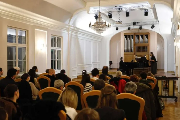 Uživajte u raznolikom programu na koncertu 'Students on Stage', gdje su nastupali talentovani studenti iz različitih instrumenata.