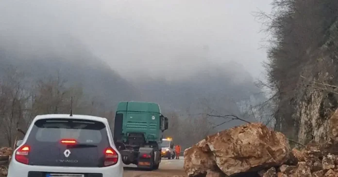 Obilne padavine aktivirale su klizišta i povećale opasnost od odrona. Vozačima se savjetuje oprezna vožnja.