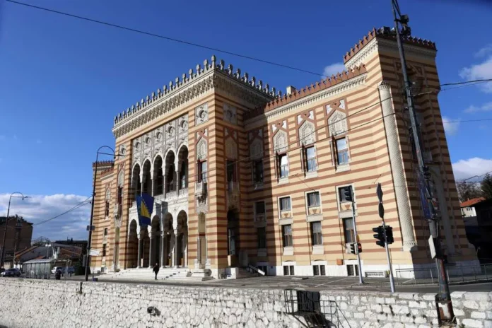 Vijećnica u Sarajevu, simbol kulture i historije, s prepoznatljivom arhitekturom i zastavama Bosne i.