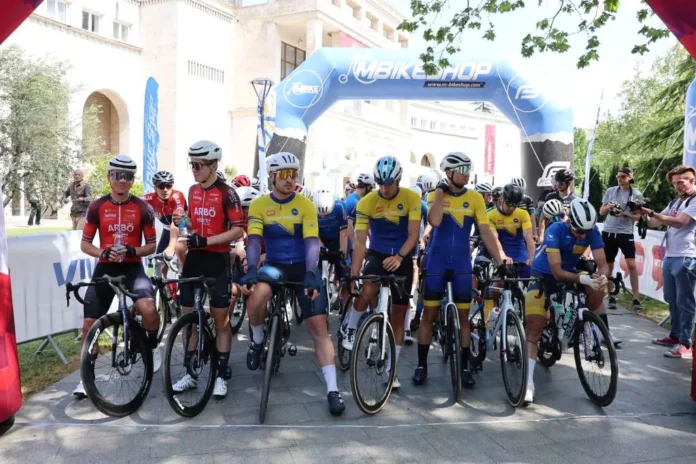Biciklisti na startu druge etape Tour of BiH u Mostaru, uz podršku navijača.