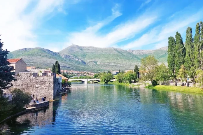 U Trebinju danas umjereno oblačno i sunčano vrijeme sa temperaturom od 10 stepeni. Saznajte više o vremenskim prilikama.