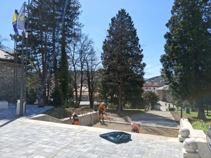 Uređenje okoliša Doma kulture u Krušnici, radovi na sadnji i pripremi terena za novi park.