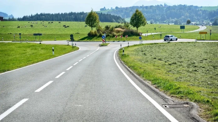 Povoljni uslovi za vožnju i pojačana frekvencija vozila zahtevaju oprez. Proverite trenutne saobraćajne situacije.