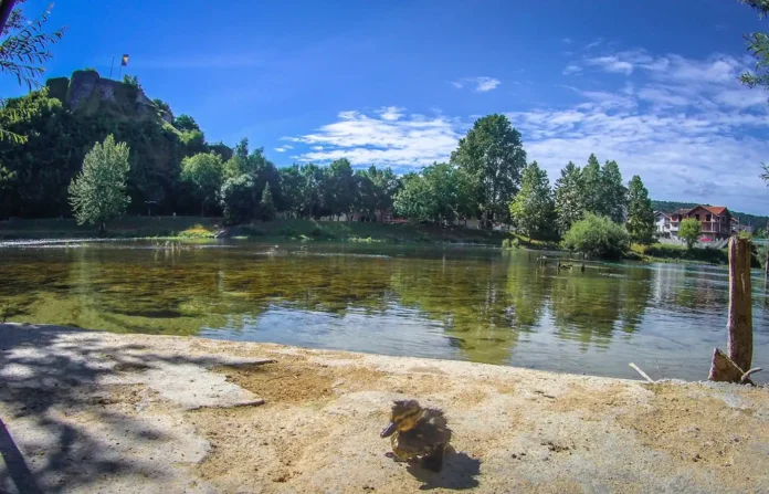 Sunčano i ugodno vrijeme jutros u Bosanskoj Krupi. Temperatura 19°C, tokom dana do 24°C uz vedro nebo i veoma visok UV indeks.