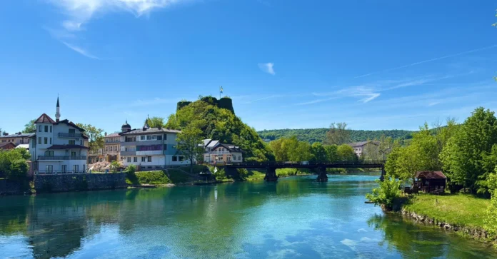 U Bosanskoj Krupi toplo vrijeme donosi sunce i oblake uz mogućnost pljuskova. Ostanite informisani o vremenskim uvjetima.
