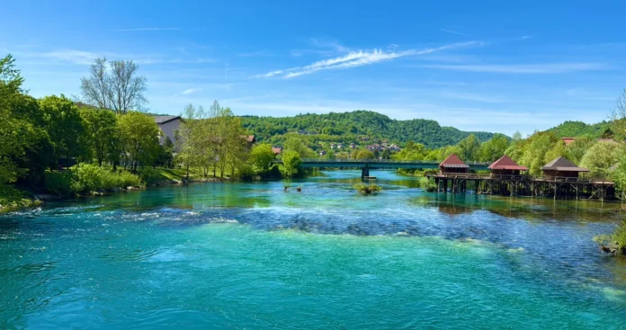 Provedite dan u Bosanskoj Krupi s promjenjivim vremenom uz sunce i oblace, idealno za uživanje na otvorenom.