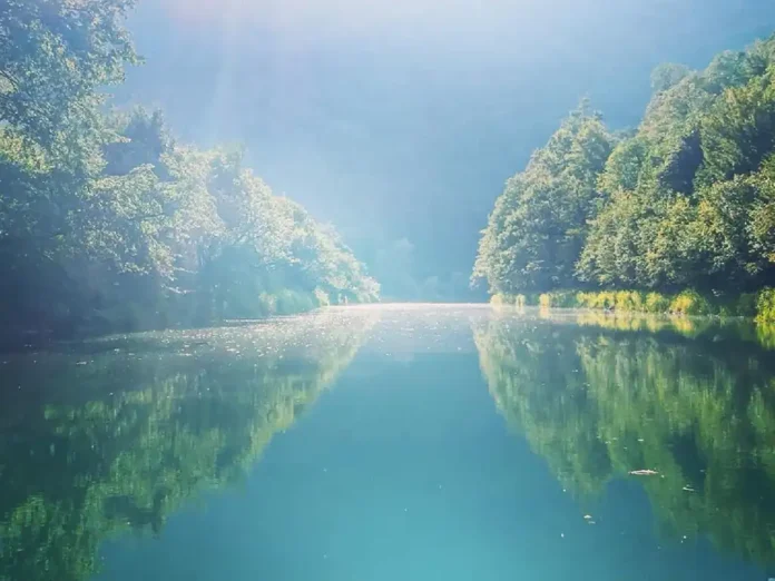 Otkrijte čari Rijeke Krušnice: kristalno čista voda smaragdne boje i skriveni dragulj BiH koji obavezno treba posjetiti.