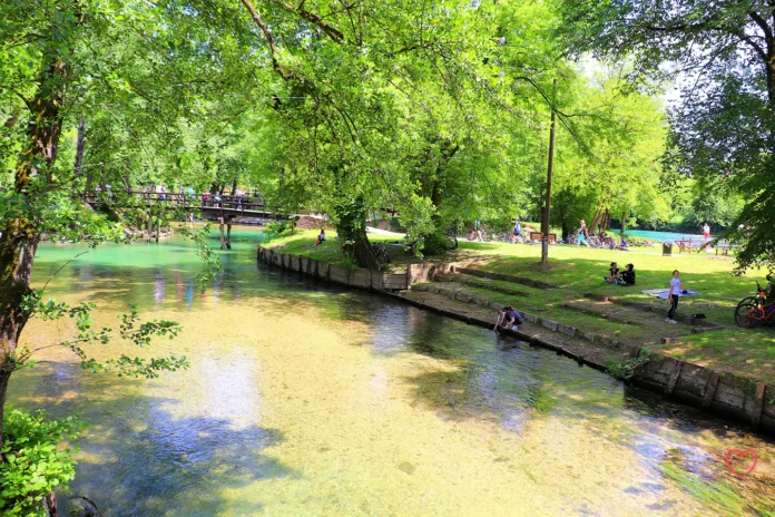 U Bosanskoj Krupi s neba blista sunce na sparnom jutru. Temperatura može doseći 27°C, pa se čuvajte sunčevih zraka.
