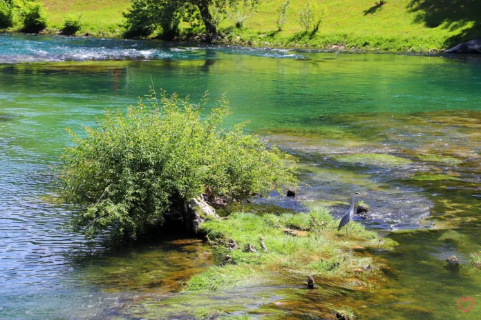 U Bosanskoj Krupi sunčano i vrlo toplo vrijeme, temperatura dostiže 22 stepena Celzijusa uz ugodan osjećaj od 28.