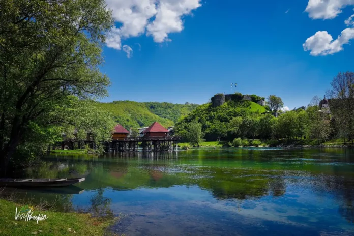 U Bosanskoj Krupi danas se očekuju ljetne temperature do 29°C sa slabim zapadnim vjetrom i pretežno sunčanim vremenom.