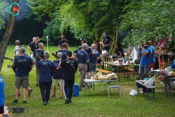 Održana Čorbarijada u Bosanskoj Krupi donijela je ukusne čorbe i izvrsnu atmosferu, uživajte u tradicionalnoj manifestaciji.