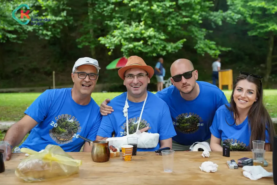 Učesnici Čorbarijade u Bosanskoj Krupi uživaju u tradicionalnom druženju.