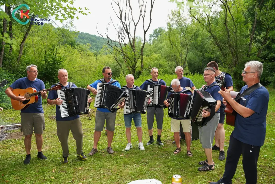 Muzi s akustičnim gitarama i harmonikama na otvorenom u Bosanskoj Krupi.