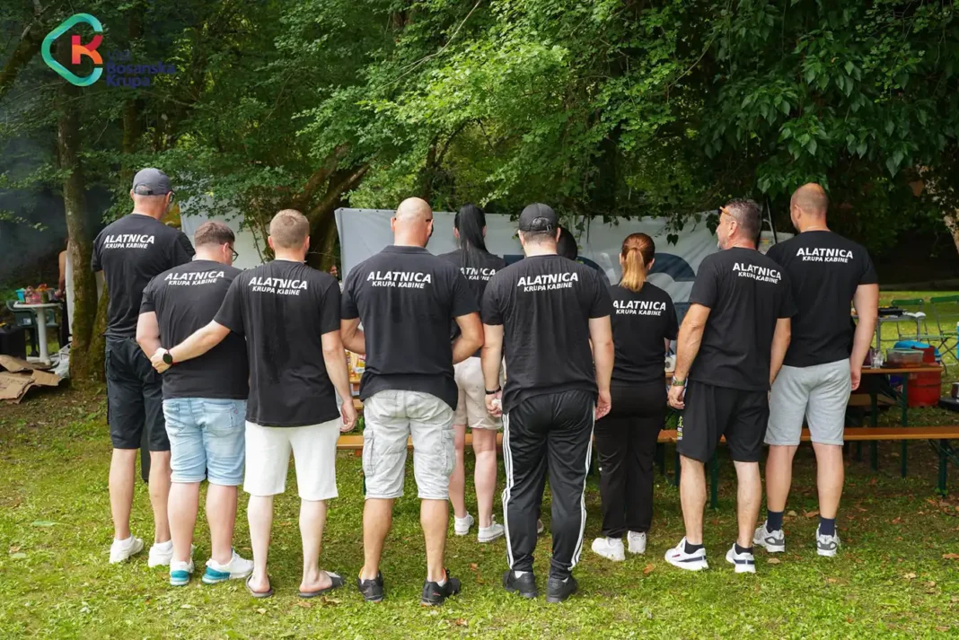 Grupa ljudi na otvorenom tokom Čorbarijade u Bosanskoj Krupi.