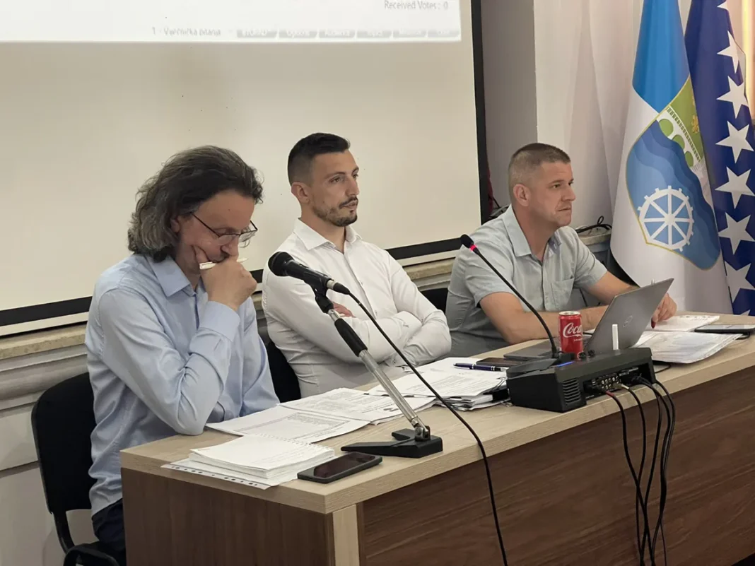 Učesnici panel diskusije na sastanku u Krušnici, fokus na lokalne teme i razvoj.