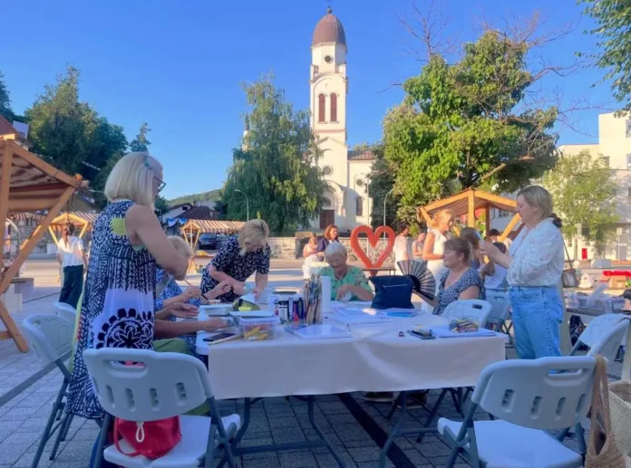 Žene na kreativnoj radionici tokom LUX Fest u Bosanskoj Krupi.