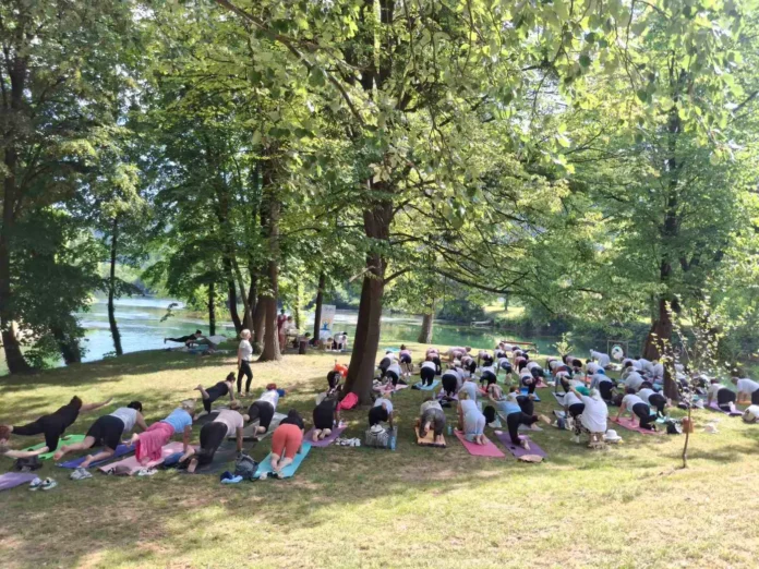 Obilježen Međunarodni dan joge na SRC Ade u Bosanskoj Krupi uz podršku ambasade Indije i zajedničke aktivnosti.