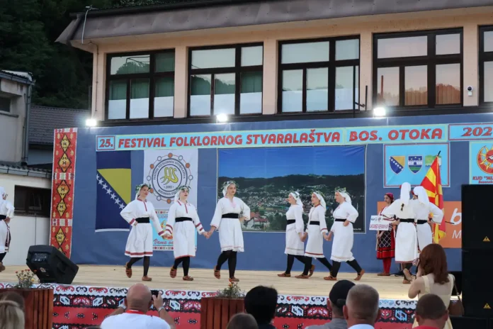 Saznajte više o 25. Festivalu folklornog stvaralaštva Bosanska Otoka, koji slavi folklornu tradiciju kroz umjetničke nastupe.