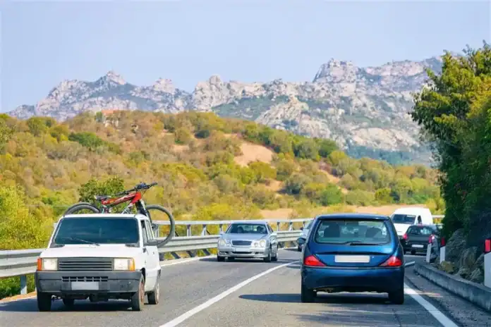Saobraćaj na putu u planinskom području tokom toplog dana.