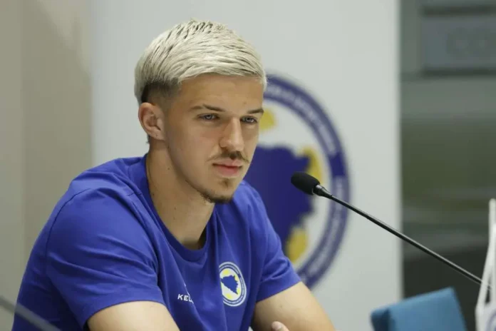 Fudbaler Krušnice na press konferenciji, fokusiran.