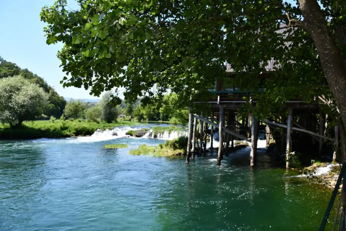 U Bosanskoj Krupi danas očekujte nestabilno vrijeme s mogućim pljuskovima i grmljavinom. Temperatura do 23 stepena.