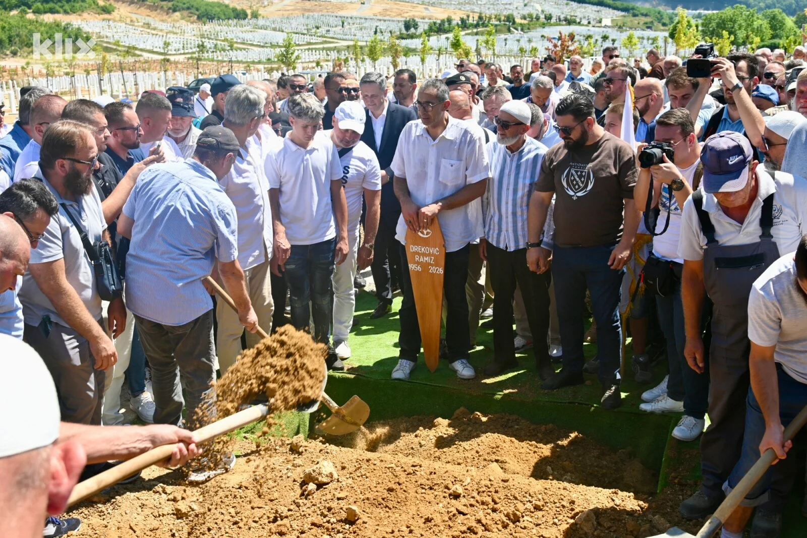 Veliki broj ljudi na sahrani generala Ramizu Drekoviću u Krušnici.