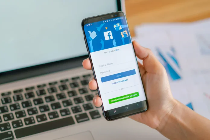 Prikaz Facebook login stranice na mobilnom telefonu.