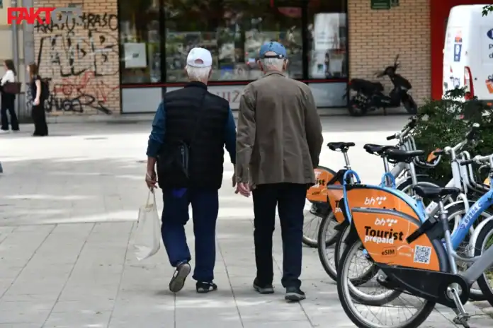 Prolaznici i bicikli na ulici u FBiH, urban ambijent.