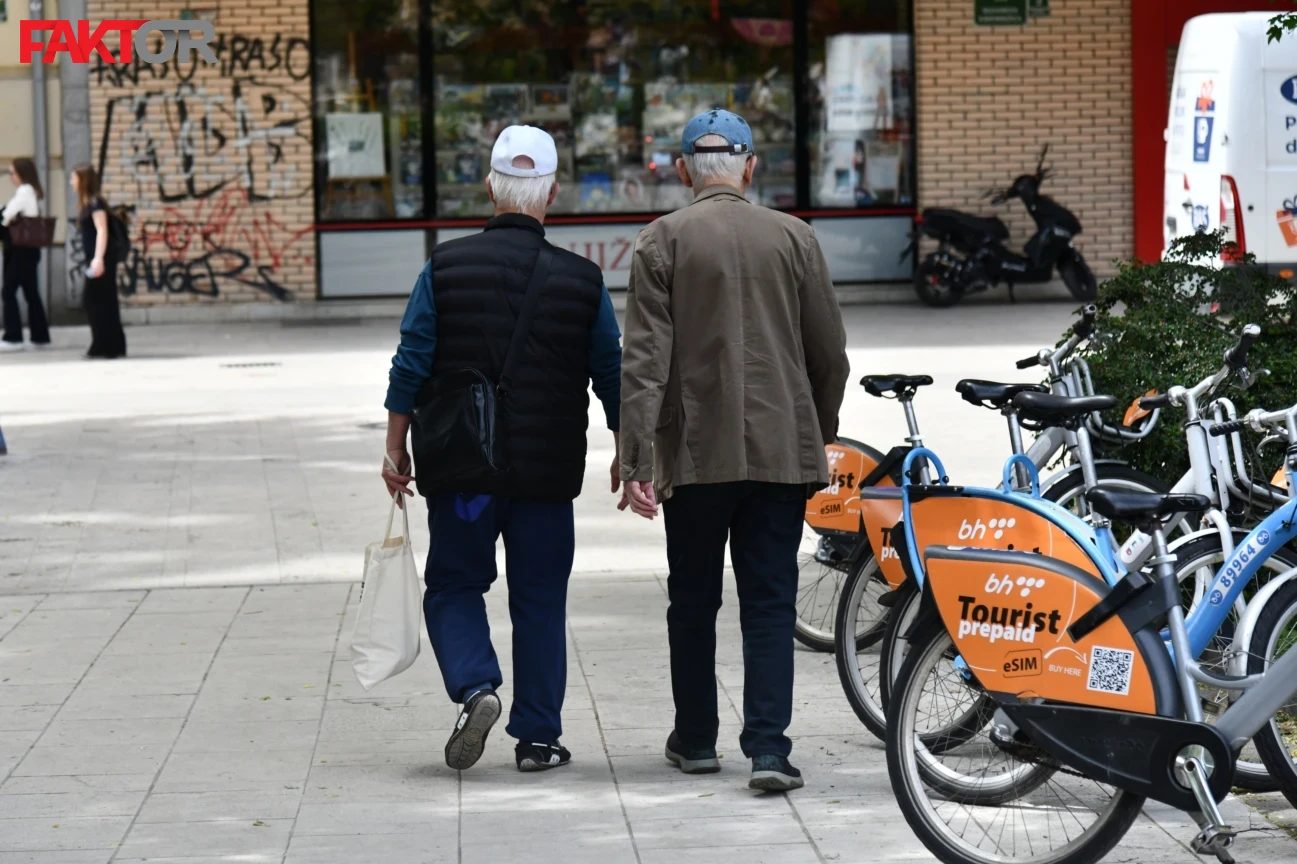 Prolaznici i bicikli na ulici u FBiH, urban ambijent.