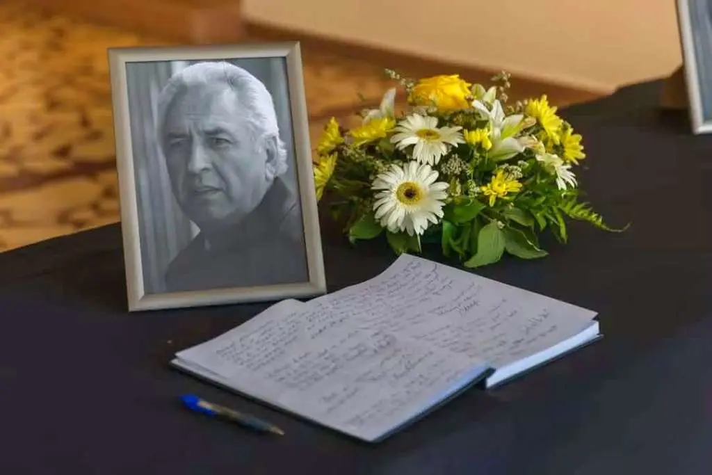 Fotografija sahrane s portretom i cvijećem generala Ramiza Drekovića.