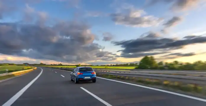 Automobil na putu kraj rijeke Krušnice u Bosni i Hercegovini.